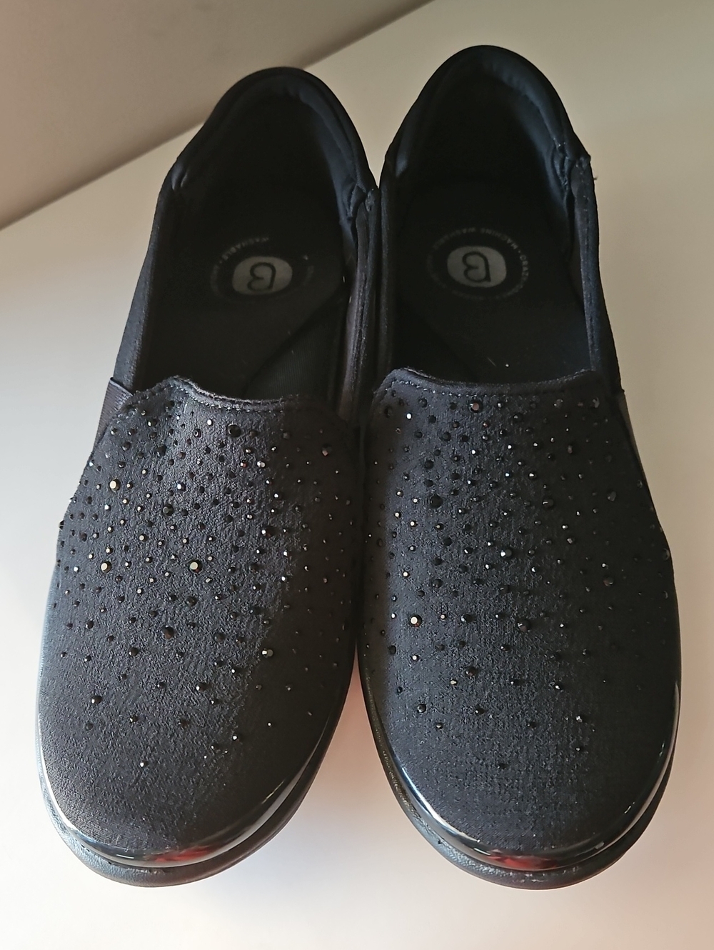 BZees Poppyseed Black slip-on shoes Sz 6